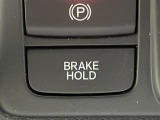 【オートマチックブレーキホールド】システムがONのとき、信号待ちなどの停止中に、ブレーキペダルから足を離してもブレーキがかかったまま保持されます!