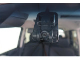 【ドライブレコーダー】もしもの時に頼れる装備です。車窓から撮影した記録映像としても活用できます。見逃して通り過ぎた道沿いの看板や建物の確認、ドライブコースの素晴らしい景色の思い出にもなります