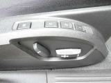 【メモリーシート】ドライバーごとに設定したシート位置を記憶して、ボタン一つで切り替えできる便利な機能!運転する方が複数名いらっしゃるご家庭におすすめです。