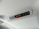 リアオートエアコン・フロント側から独立したコントロールパネルで後席独自の温度設定が可能です。