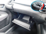 グローブボックスには車検証入れを入れられます。 助手席側のカップホルダー装備(運転席側にもございます。)