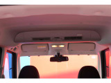 天井には車内の空気を循環してくれるシーリングファンを標準装備