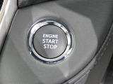 スマートキーを携帯して、ブレーキを踏みながらスタートスイッチを押すだけでエンジンがかけられます。