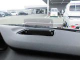 運転席前方に【ヘッドアップディスプレイ】を搭載。車速・シフト位置などの情報を表示。