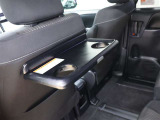 【シートバックテーブル】シート背面には必要時に開いて使うドリンクホルダーを備えたテーブルが付いてます!車内での休憩も快適ですね!!