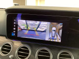 【360度カメラシステム】リバースと連動し、車両後方の映像をディスプレィに表示。歪みの少ないカメラにより鮮明な画像で後退の運転操作をサポートします。