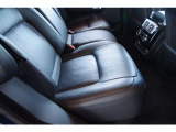 後部座席の厚みと足元の余裕の空間は、同乗者の方にも快適なロングドライブをお楽しみいただけます。