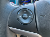 ステアリング(ハンドル部分)にオーディオ操作が出来るスイッチが装備されています。視線を逸らさずオーディオ操作を行えますので安全運転にも繋がります。