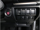 ■各種スイッチが集約されております。運転席から操作しやすく非常に便利ですよ。キーレスアクセス&プッシュスタート付きなので鍵をわざわざ回さなくても、エンジンの始動/停止を行うことが可能です。