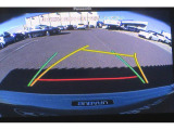 バックカメラの映像です。シフトレバーを「R」に入れると自動的にナビの画面が切り替わります。人や障害物なども確認でき、まっすぐ止めるためのガイドラインも表示されるので安心して車庫入れができます。