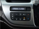 ◆オートエアコン装備◆ お好みの温度を設定をするだけで、後は、自動で風量を調節してくれます!快適にドライブが楽しめます。