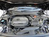 1.5L直列3気筒BMWツインパワー・ターボ・エンジン。出力103kW〔140ps〕/4600rpm(カタログ値)、トルク220Nm〔22.4kgm〕/1480-4200rpm(カタログ値)