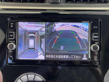 アラウンドビューモニターは4方のカメラで真上から車を見たようにモニターで確認ができる日産の自慢の装備です。是非実際の車で体感してみてください。