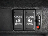 【両側電動パワースライドドア】運転席のスイッチやスマートキーのボタンから開閉が可能です!狭い駐車場でのお子様の乗り降り、お年寄りにも便利で優しい電動機能付きです。