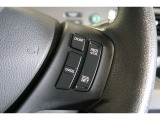 ハンドル右側にはクルーズコントロールのスイッチが装備され運転中の操作も安心して行えます!