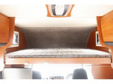 広いバンクベッドです。 ベッドサイズは185cm×155cm程です。