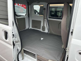 後席ドアも開口部が広く後席収納時の荷物の出し入れも使いやすくなっております。