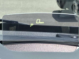 運転席前方のダッシュボード上に『ヘッドアップディスプレイ』を搭載しています!運転に必要な情報がパネルに映るので視点移動を減らし安全運転に貢献してくれます!