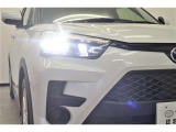 LEDヘッドランプのライトオンすると瞬時に明るくなる様は最新の車の証です。周囲に自車の視認性を高め、安全性が増します。人気の高い装備です♪