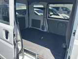 後席ドアも開口部が広く後席収納時の荷物の出し入れも使いやすくなっております。