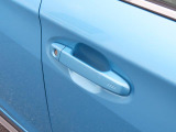 アクセスキーを携帯して運転席か助手席のドアハンドル内側に触れるだけで解錠、ドアハンドルのセンサーに触れるだけで施錠が可能。エンジン始動はプッシュエンジンスイッチから行います。