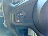ステアリング左手には、オーディオ切り替えや音量調整、スキップなどを、ハンドルを握ったまま安全に操作できる、SOURCEスイッチが配置されています。