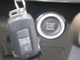 インテリジェントキーです!ポケットやかばんの中に入れたままでもドアロックの開閉からエンジンの始動・停止ができます。
