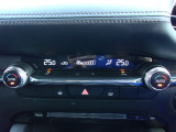 【オートエアコン】温度を設定すれば自動的に風量が調節できるオートエアコンを装備!車内も快適ですね!