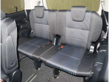 サードシートは3人がけです。真ん中の座席用のシートベルトも肩掛けのベルトで安全性に配慮しています。