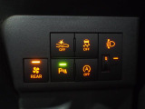 運転席右側のスイッチパネル。スマートアシストやVSC(横滑り抑制機能)、前後コーナーセンサー等の安全機能のスイッチが並んでいます。