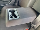 リヤシートにもカップホルダー付きのアームレストがありますので、ドライブの時にお好きなお飲み物を持って行けますね!
