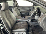 フロントシートは肘掛けとシートヒーター装備の電動パワーシートで、長時間でも快適ドライブ!