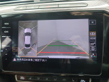 ギアをリバースに入れると車両後方の映像を映し出します。画面にはガイドラインが表示され、車庫入れや縦列駐車などの際に安全確認をサポートします。