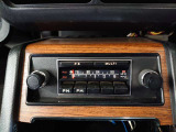 ラジオは当時の趣きのまま、ダイヤルを回して放送局を合わせていきます。FM.AMの切り替えはボタンを押せば切り替え可能です。