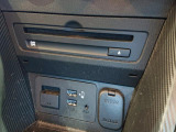 CD/DVDプレーヤー&地デジチューナーが装備されています。USB端子も付いており、運転中に音楽