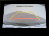 フロント、サイド、リアの3つのカメラで捉えた映像をナビ画面に表示することで死角を減らし運転をサポートします。