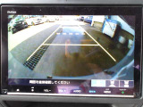 シフトレバーをリバース(バック)に入れるとナビ画面に自動でリアビューが映し出されます。運転が苦手な方、狭い車庫入れ等をサポートさせていただきます☆