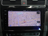 タッチスクリーンを採用。従来のナビゲーションシステムの域を超える、車両を総合的に管理するインフォテイメントシステムです。