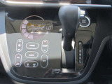 タッチパネル式で凹凸が少ないのでお掃除もさっと一拭きの快適オートエアコン!暑い時・寒い時も設定した温度に車内を自動で調節。快適なドライブをサポートしてくれます♪