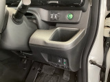 燃費を良くするECON、横滑りを防止するVSA等のスイッチは運転席の右側、手の届きやすい位置にあります。