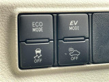 ☆ECOスイッチ☆セレクターレバーの横にあるECOスイッチを押すとバルブタイミングや点火位置の制御など省燃費モードで走行してくれ、メーター内に表示されます。