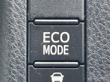 ECOスイッチセレクターレバーの横にある“ECOスイッチを押すとバルブタイミングや点火位置の制御など省燃費モードで走行してくれ、メーター内に表示されます。