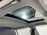 【ムーンルーフ】天井から太陽の穏やかな光や爽やかな風を取り込むことができる、トヨタの「サンルーフ」です!頭上のスイッチでムーンルーフを開閉することができます。