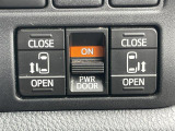 【両側電動スライドドア】駐車場で両手に荷物を抱えている時でもボタンを押せば自動で開いてくれますので、ご家族でのお買い物にもとっても便利な人気装備』
