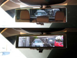 インテリジェント ルームミラーは、車両後方のカメラ映像をミラー面に映し出すので、車内の状況や、天候などに影響されず、いつでもクリアな後方視界が得られます。