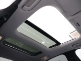 【サンルーフ】閉塞的な空間になりがちな車内の中で、開放感を与えてくれるサンルーフは大人気の装備です!