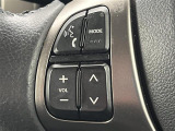 【ステアリングスイッチ】手元のボタンから、オーディオやナビなどの操作ができるので、よそ見をせずに安全に運転に集中できます!//