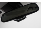 後続車両のヘッドランプの明るさに応じて反射率自動で調整してくれる自動防眩インナーミラーを装備しています。