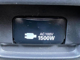 【アクセサリコンセント】AC100V・1500Wの大容量アクセサリコンセント付。走行中の使用はもちろん、アウトドアなどでも大活躍!停電などの非常時に発電機としても使える便利な機能です。
