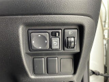 【電動格納ミラー】運転席のスイッチで、ドアミラーの開閉や角度の調整ができます。